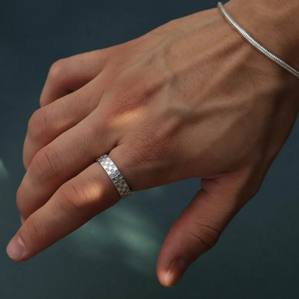 Anel Masculino Prata Xadrez Modelo Thinker