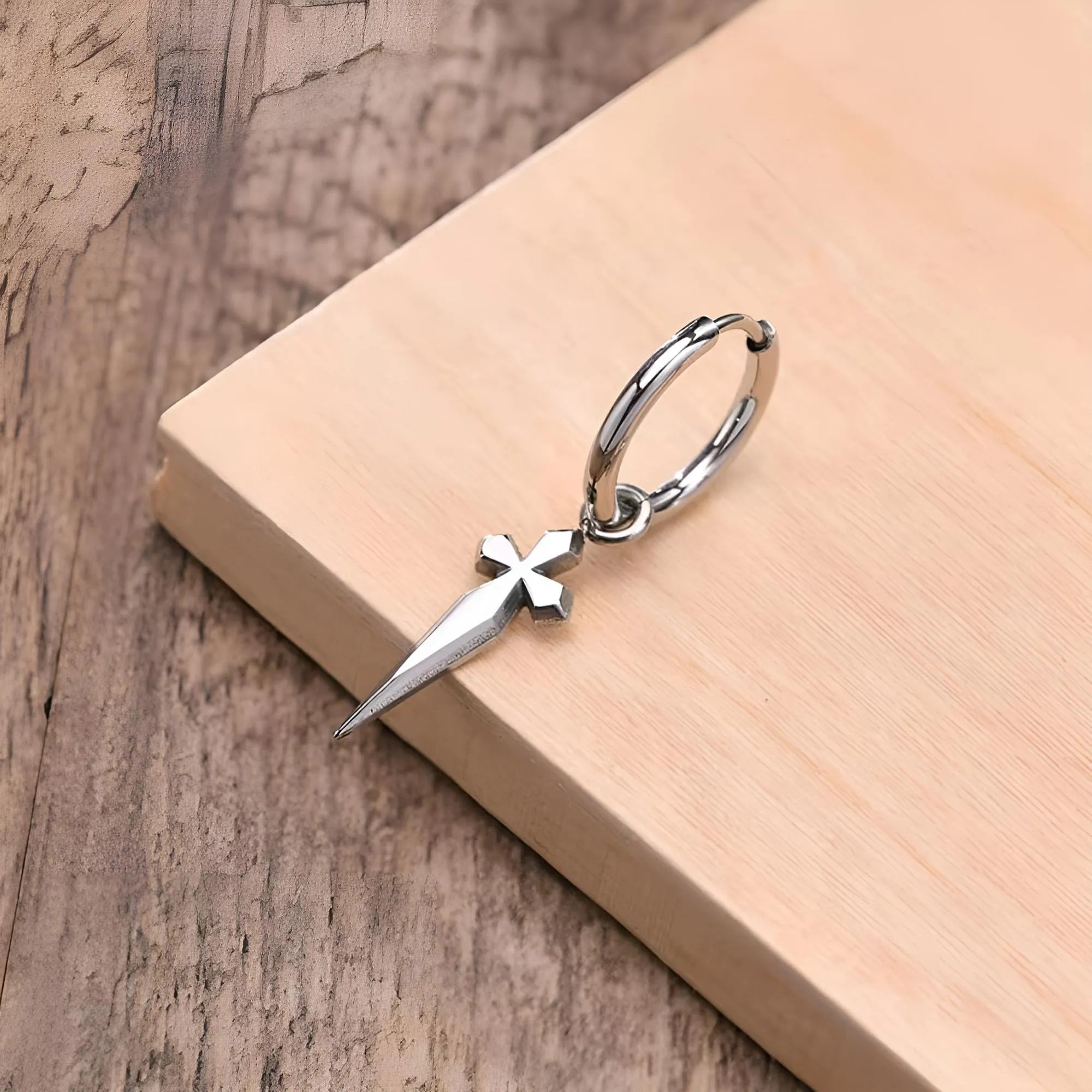 Argola Brinco Masculino Cruz de Espada Modelo Warrior